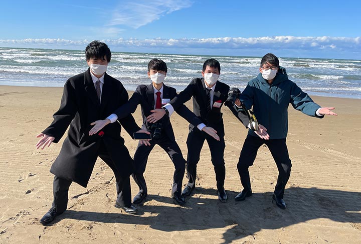 クラスメイトと一緒に撮影