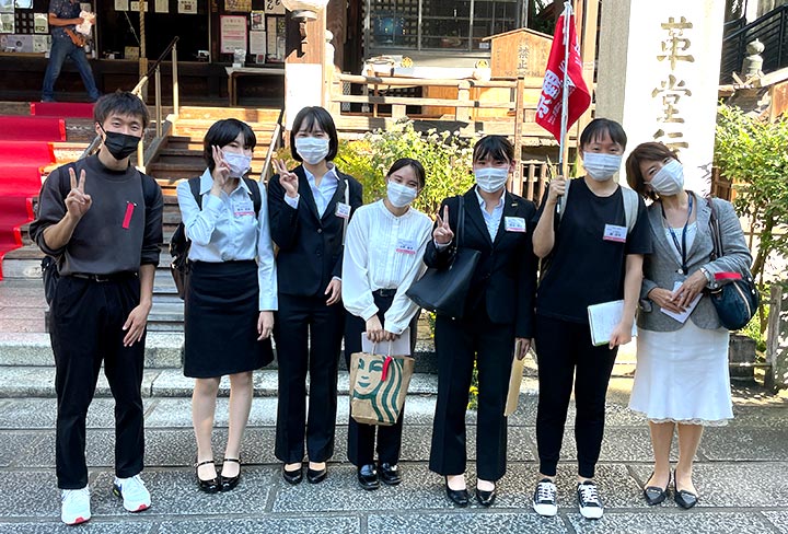 旅行学科のクラスメイトと一緒に記念撮影